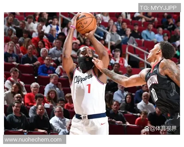 火箭队与快船队激战四月四日NBA精彩对决回顾与分析